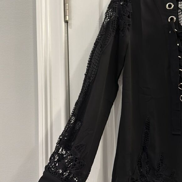 Beautiful black top ! GIMMICKS BY BUCKLE SIZE MEDIUM - Picture 3 of 10